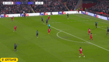 欧冠2-1逆转！巴萨天降神兵：后卫3分钟梅开二度创历史，逼近前八