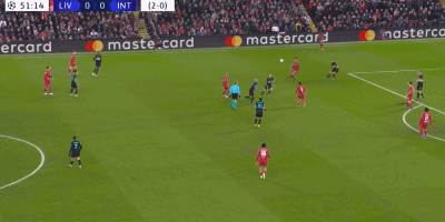 恩昆库加盟米兰后表现未达预期，面临舆论争议，需时间适应球队战术体系。